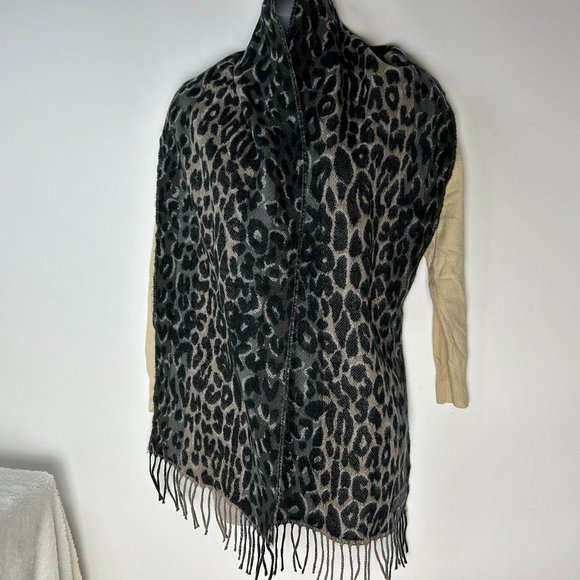 Softer than Cashmere? D&Y Black/White Mob Wife Animal Print Scarf - Picture 1 of 11